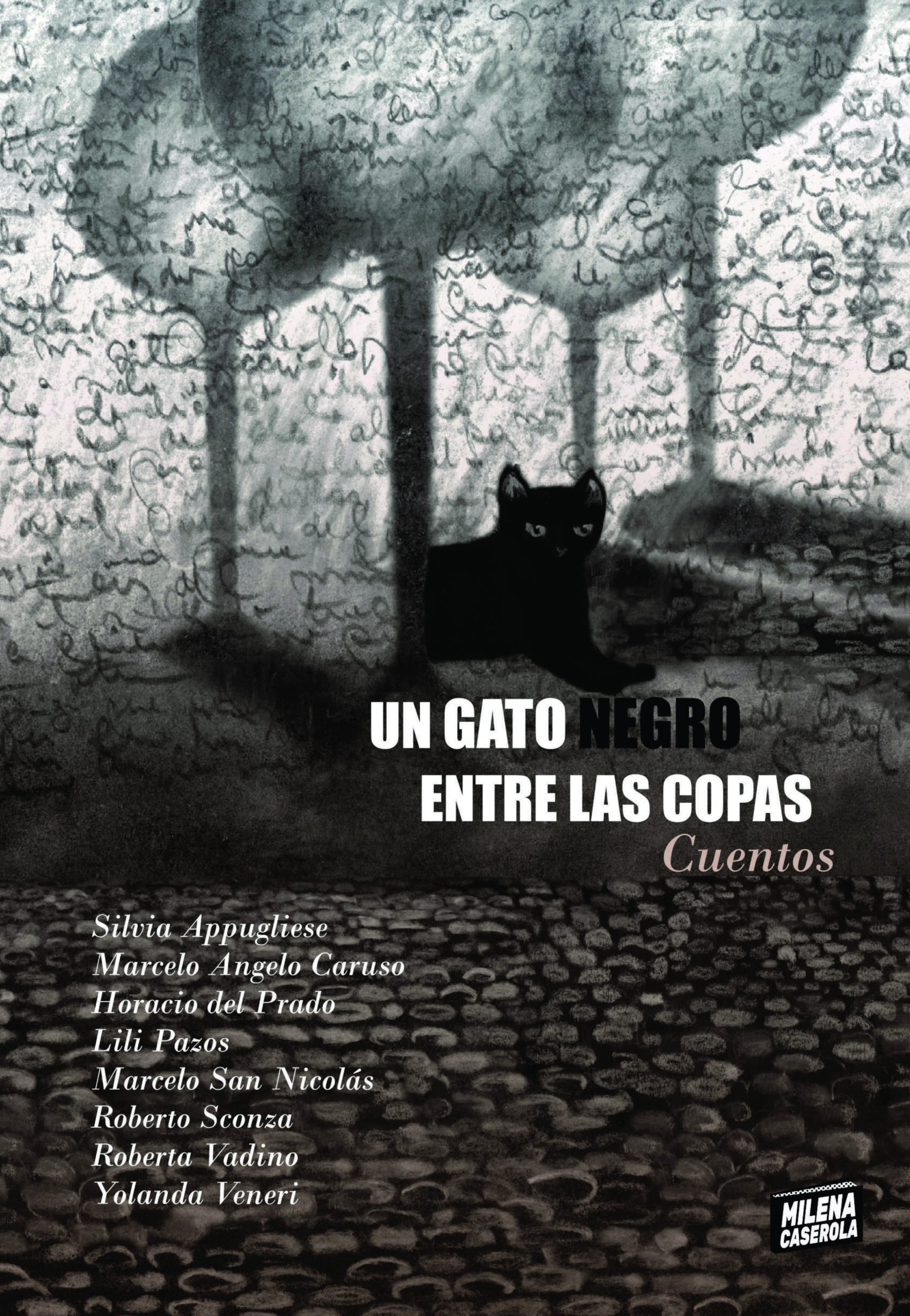 Un gato negro entre las copas